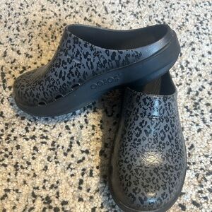 OOFOS Leopard Print Clogs
